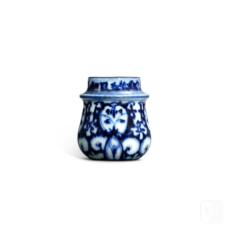 A blue and white 'floral' bird feeder, Qing dynasty, Kangxi period | 清康熙 青花纏枝花卉紋軸頭罐 《大明宣德年製》仿款